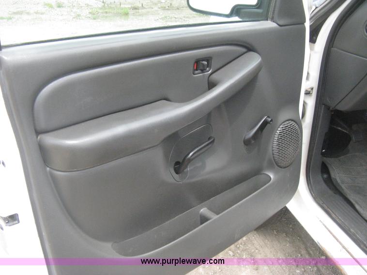 image for item H5398 2006 Chevrolet Silverado 2500HD pickup truck