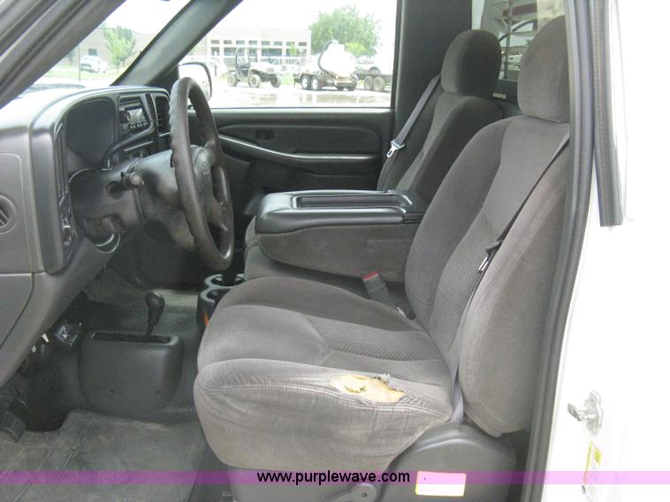 image for item H5398 2006 Chevrolet Silverado 2500HD pickup truck