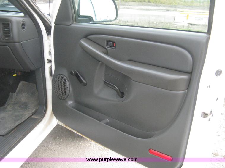 image for item H5398 2006 Chevrolet Silverado 2500HD pickup truck