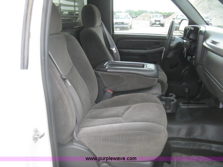 image for item H5398 2006 Chevrolet Silverado 2500HD pickup truck