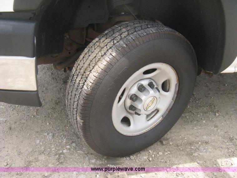 image for item H5398 2006 Chevrolet Silverado 2500HD pickup truck