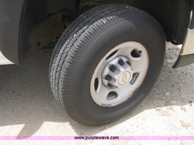 image for item H5398 2006 Chevrolet Silverado 2500HD pickup truck