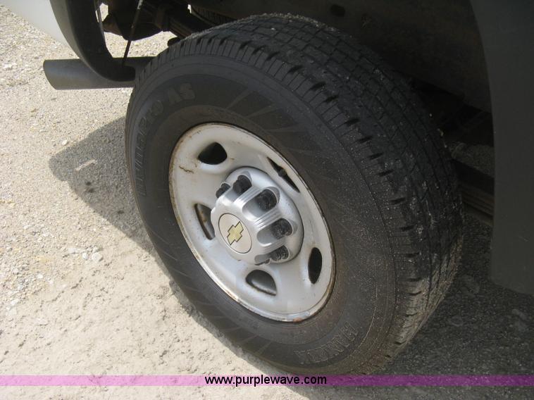 image for item H5398 2006 Chevrolet Silverado 2500HD pickup truck