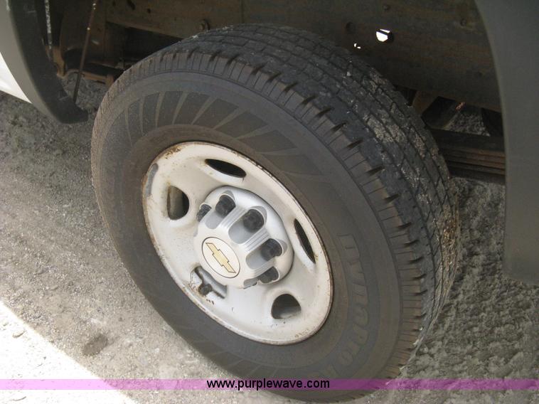 image for item H5398 2006 Chevrolet Silverado 2500HD pickup truck
