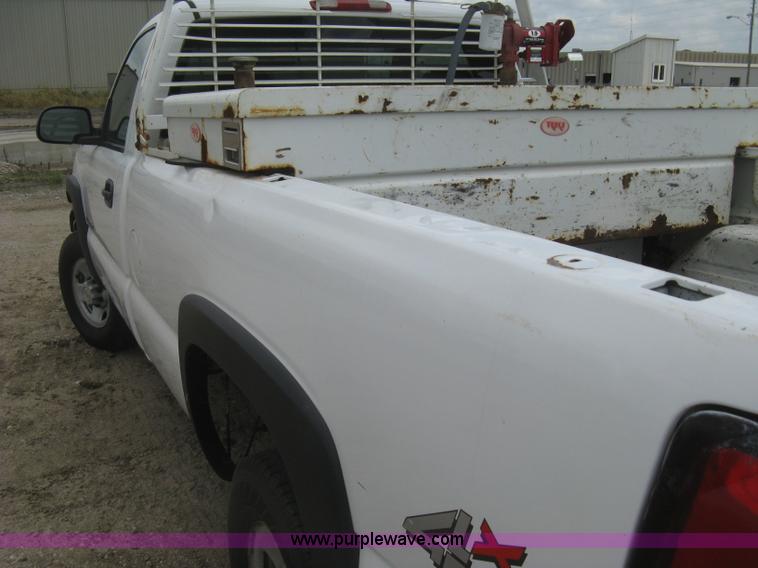 image for item H5398 2006 Chevrolet Silverado 2500HD pickup truck