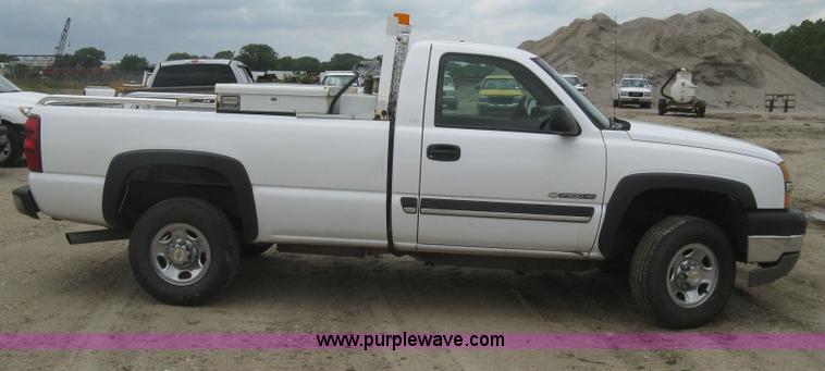 image for item H5400 2003 Chevrolet Silverado 2500HD pickup truck