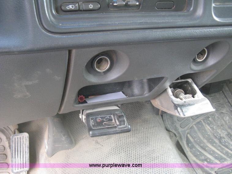 image for item H5400 2003 Chevrolet Silverado 2500HD pickup truck