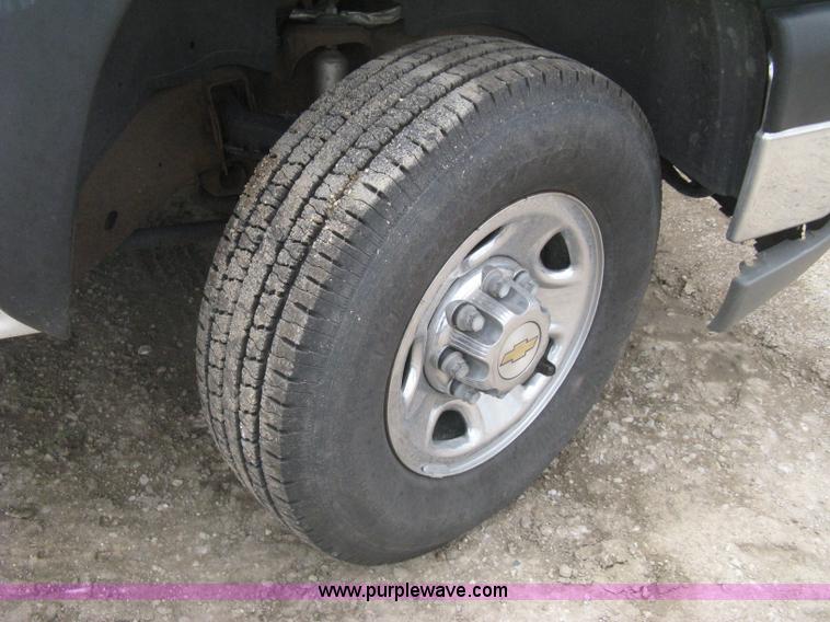 image for item H5400 2003 Chevrolet Silverado 2500HD pickup truck