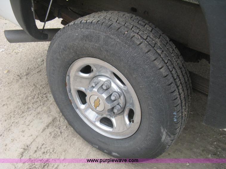 image for item H5400 2003 Chevrolet Silverado 2500HD pickup truck