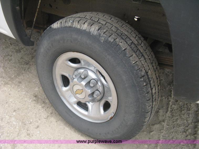 image for item H5400 2003 Chevrolet Silverado 2500HD pickup truck