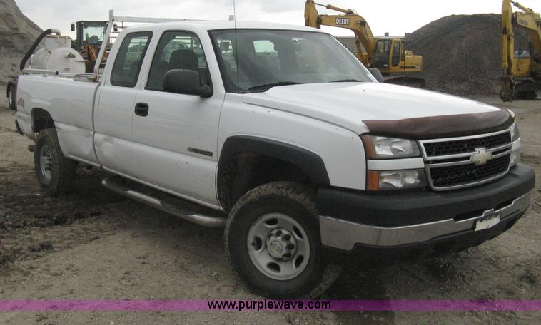 image for item H5404 2006 Chevrolet Silverado 2500HD Ext. Cab pickup truck