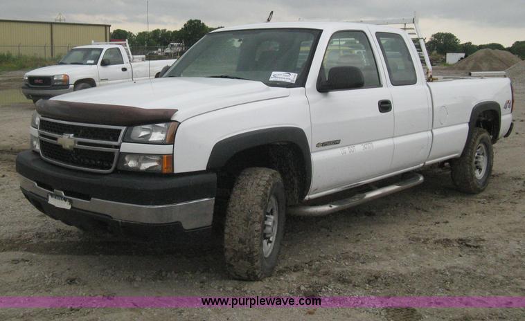 image for item H5404 2006 Chevrolet Silverado 2500HD Ext. Cab pickup truck