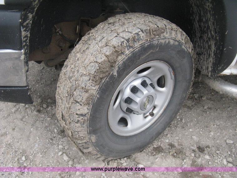 image for item H5404 2006 Chevrolet Silverado 2500HD Ext. Cab pickup truck