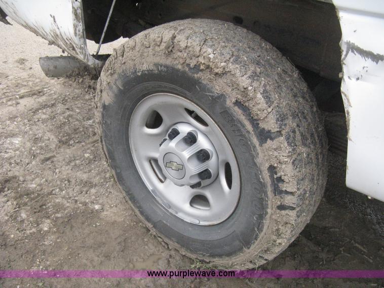 image for item H5404 2006 Chevrolet Silverado 2500HD Ext. Cab pickup truck