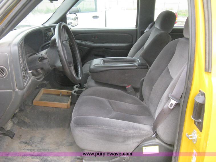 image for item H5411 2006 GMC Sierra 1500 Ext. Cab pickup truck