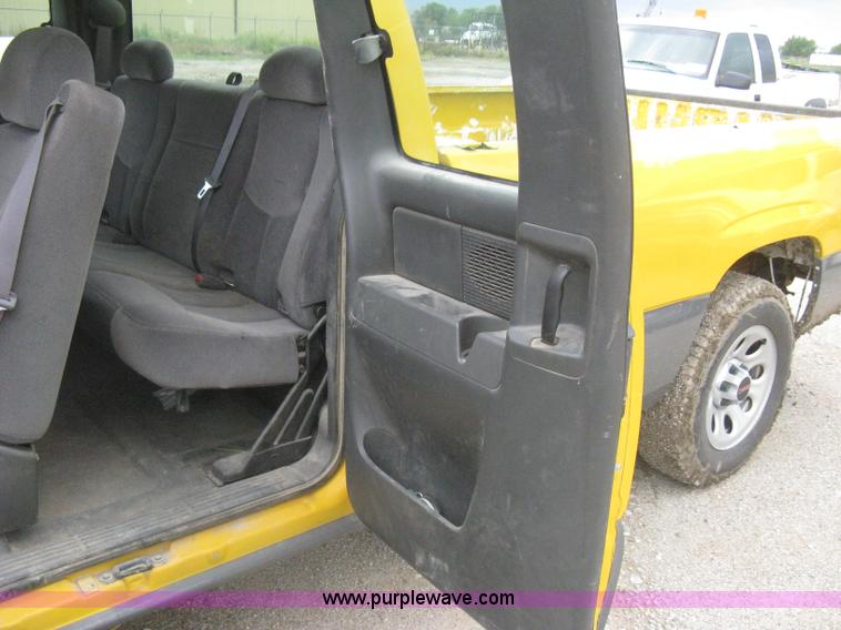 image for item H5411 2006 GMC Sierra 1500 Ext. Cab pickup truck