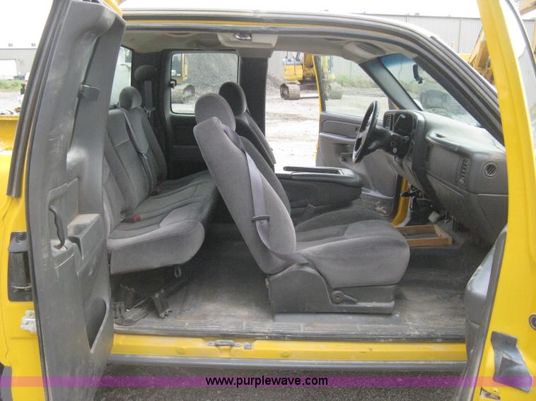 image for item H5411 2006 GMC Sierra 1500 Ext. Cab pickup truck