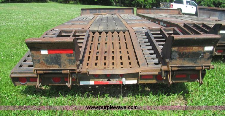 image for item H8975 2001 Interstate 24DTA equipment trailer