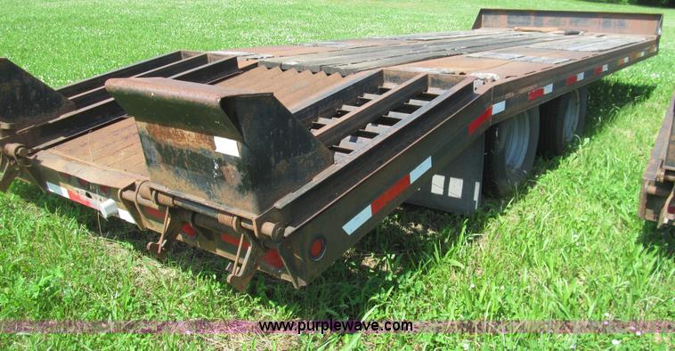 image for item H8975 2001 Interstate 24DTA equipment trailer