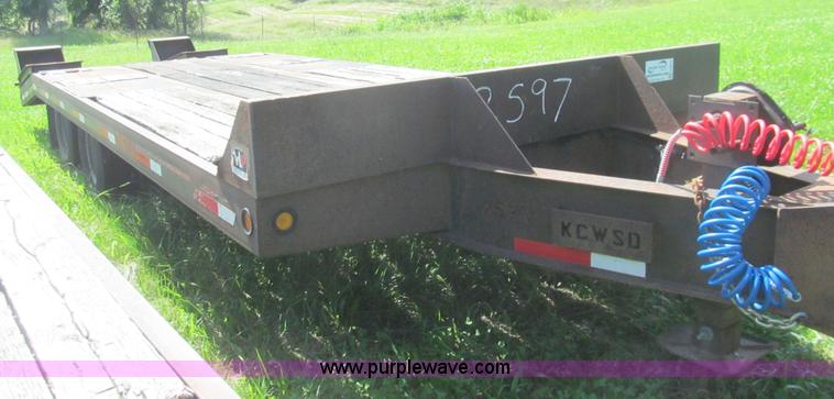 image for item H8975 2001 Interstate 24DTA equipment trailer