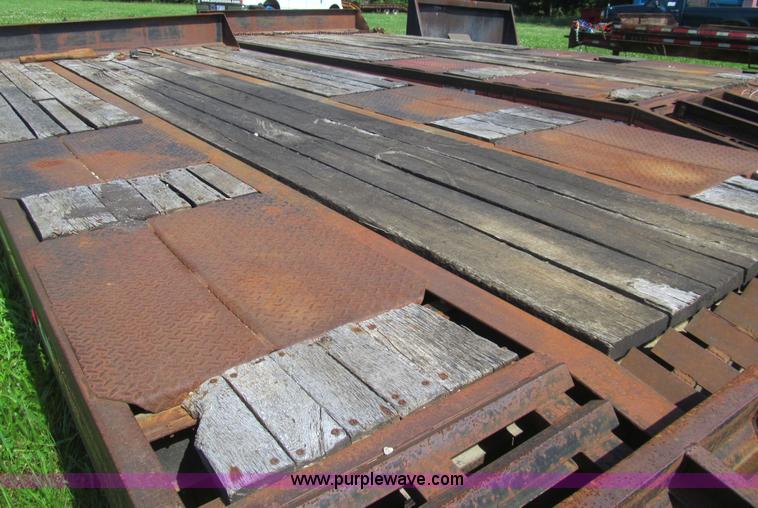 image for item H8975 2001 Interstate 24DTA equipment trailer