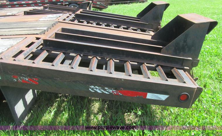 image for item H8975 2001 Interstate 24DTA equipment trailer