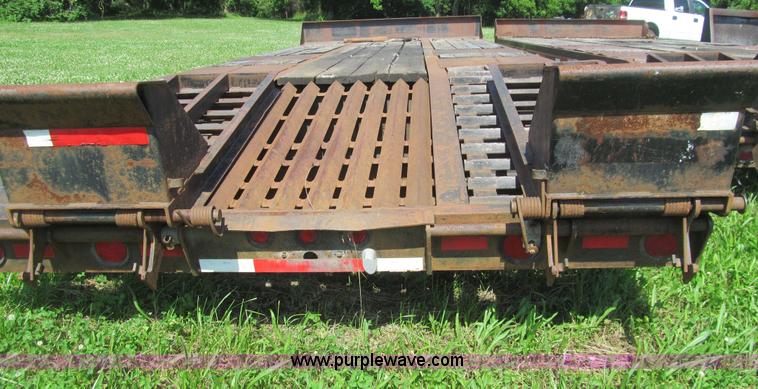 image for item H8975 2001 Interstate 24DTA equipment trailer