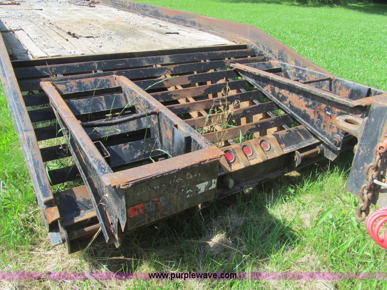 image for item H8976 1991 Contrail D24 equipment trailer