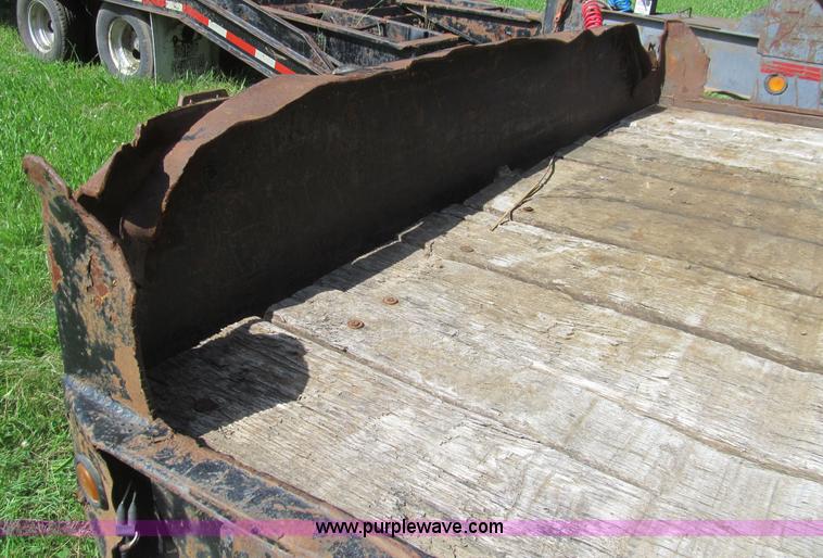 image for item H8977 1990 Contrail D24 equipment trailer