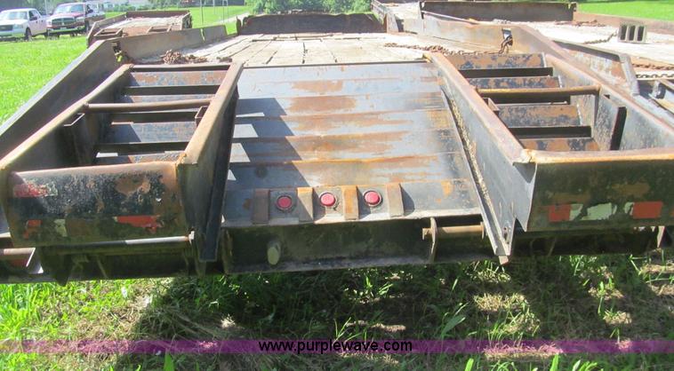 image for item H8977 1990 Contrail D24 equipment trailer