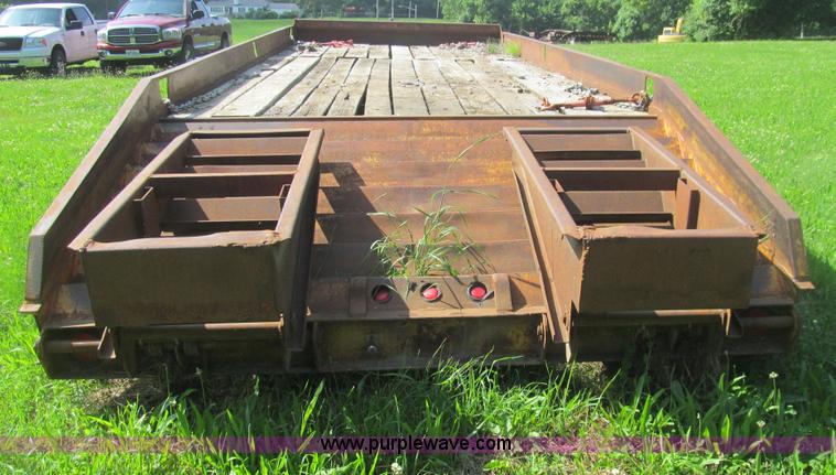 image for item H8978 1990 Contrail D24 equipment trailer