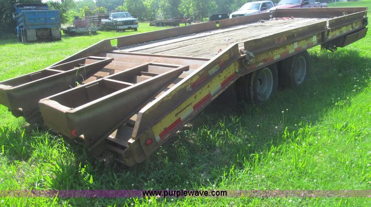 image for item H8978 1990 Contrail D24 equipment trailer