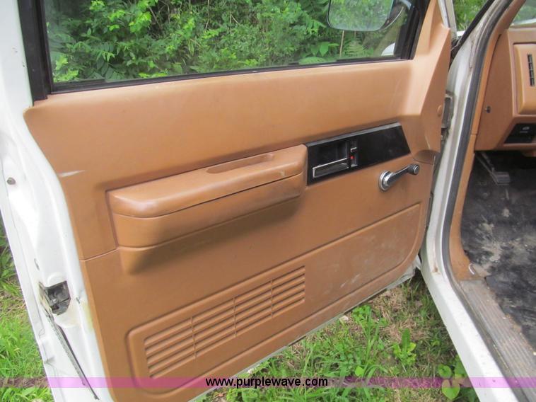 image for item H8979 1990 GMC Sierra 1500 pickup truck