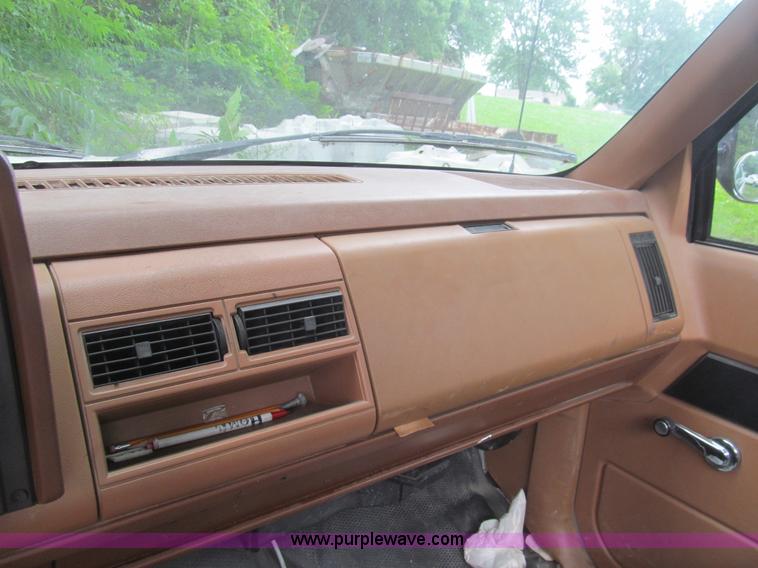 image for item H8979 1990 GMC Sierra 1500 pickup truck