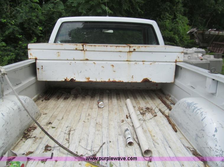image for item H8979 1990 GMC Sierra 1500 pickup truck