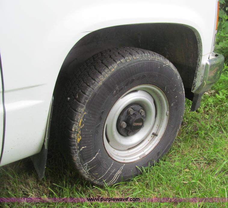 image for item H8979 1990 GMC Sierra 1500 pickup truck