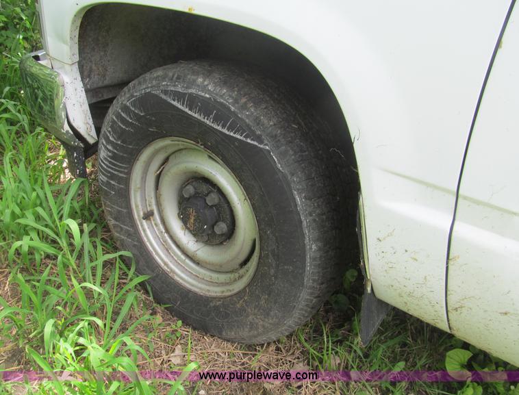 image for item H8979 1990 GMC Sierra 1500 pickup truck