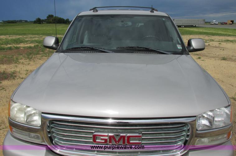 image for item I2517 2004 GMC Yukon SLT SUV