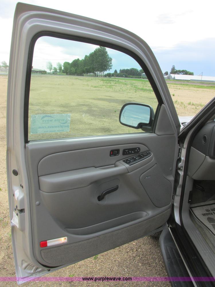 image for item I2517 2004 GMC Yukon SLT SUV