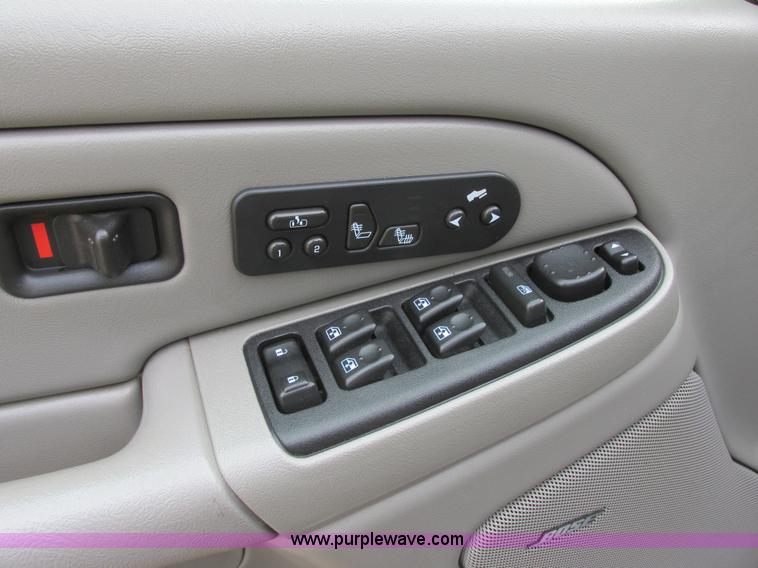 image for item I2517 2004 GMC Yukon SLT SUV