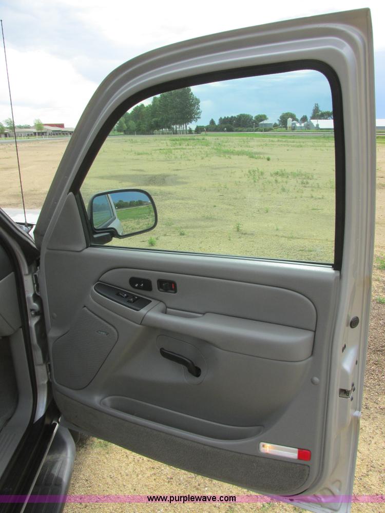 image for item I2517 2004 GMC Yukon SLT SUV