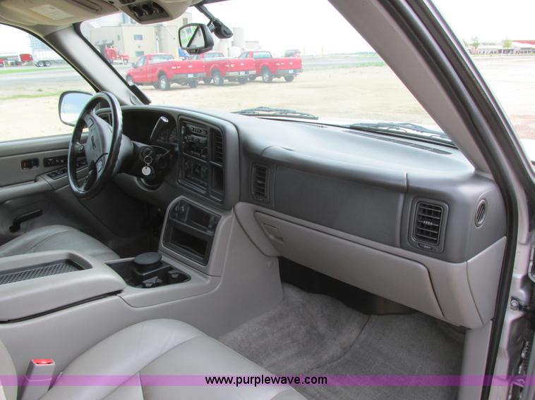 image for item I2517 2004 GMC Yukon SLT SUV