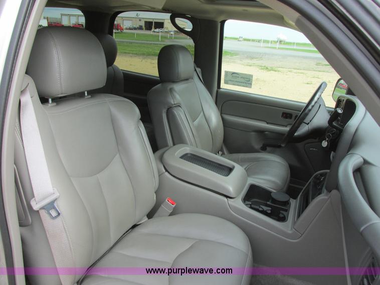 image for item I2517 2004 GMC Yukon SLT SUV