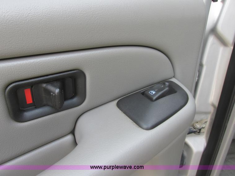 image for item I2517 2004 GMC Yukon SLT SUV