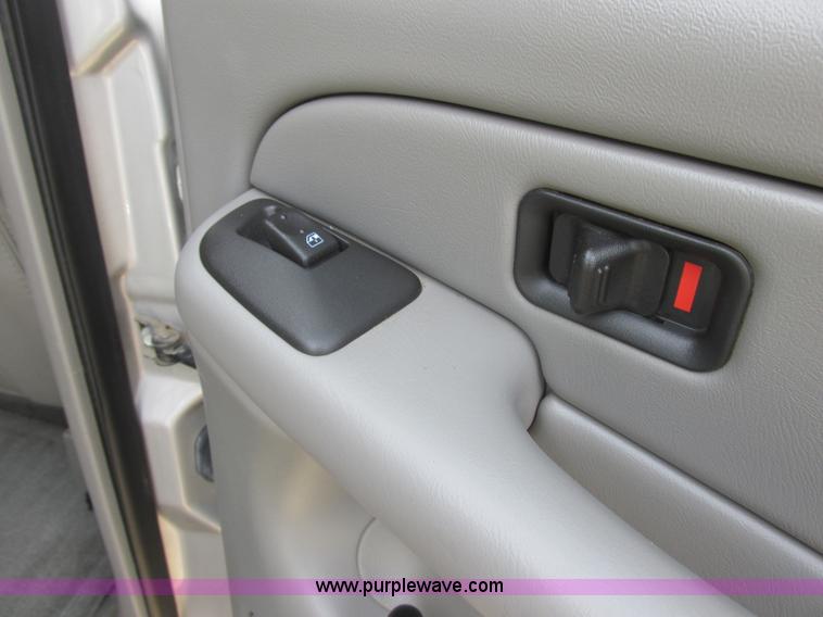 image for item I2517 2004 GMC Yukon SLT SUV