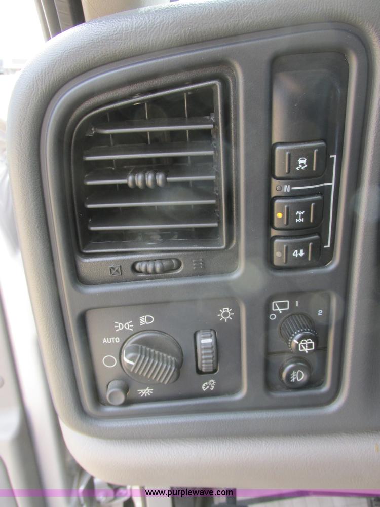 image for item I2517 2004 GMC Yukon SLT SUV