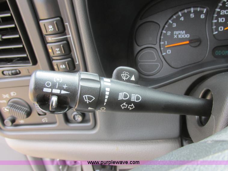 image for item I2517 2004 GMC Yukon SLT SUV