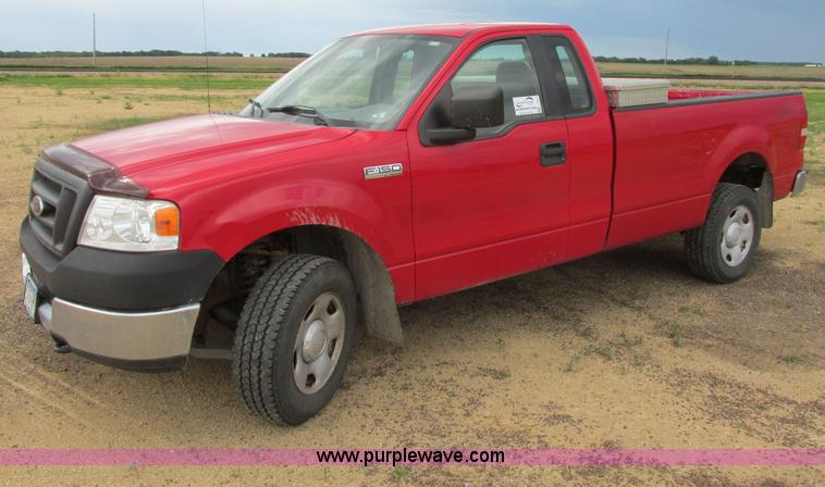 image for item I2521 2005 Ford F150 XL pickup truck