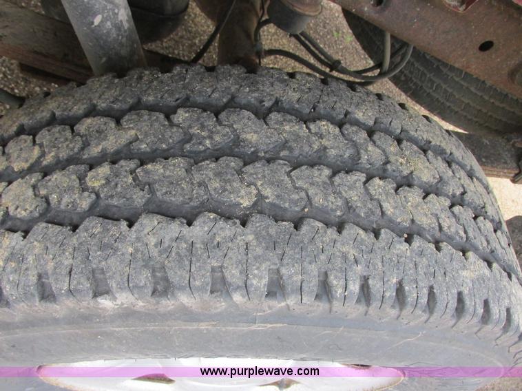 image for item I2521 2005 Ford F150 XL pickup truck