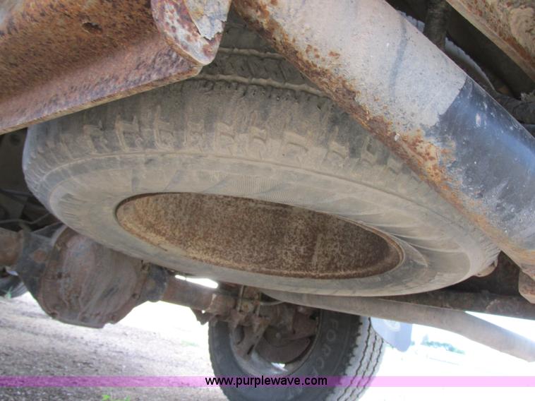 image for item I2521 2005 Ford F150 XL pickup truck